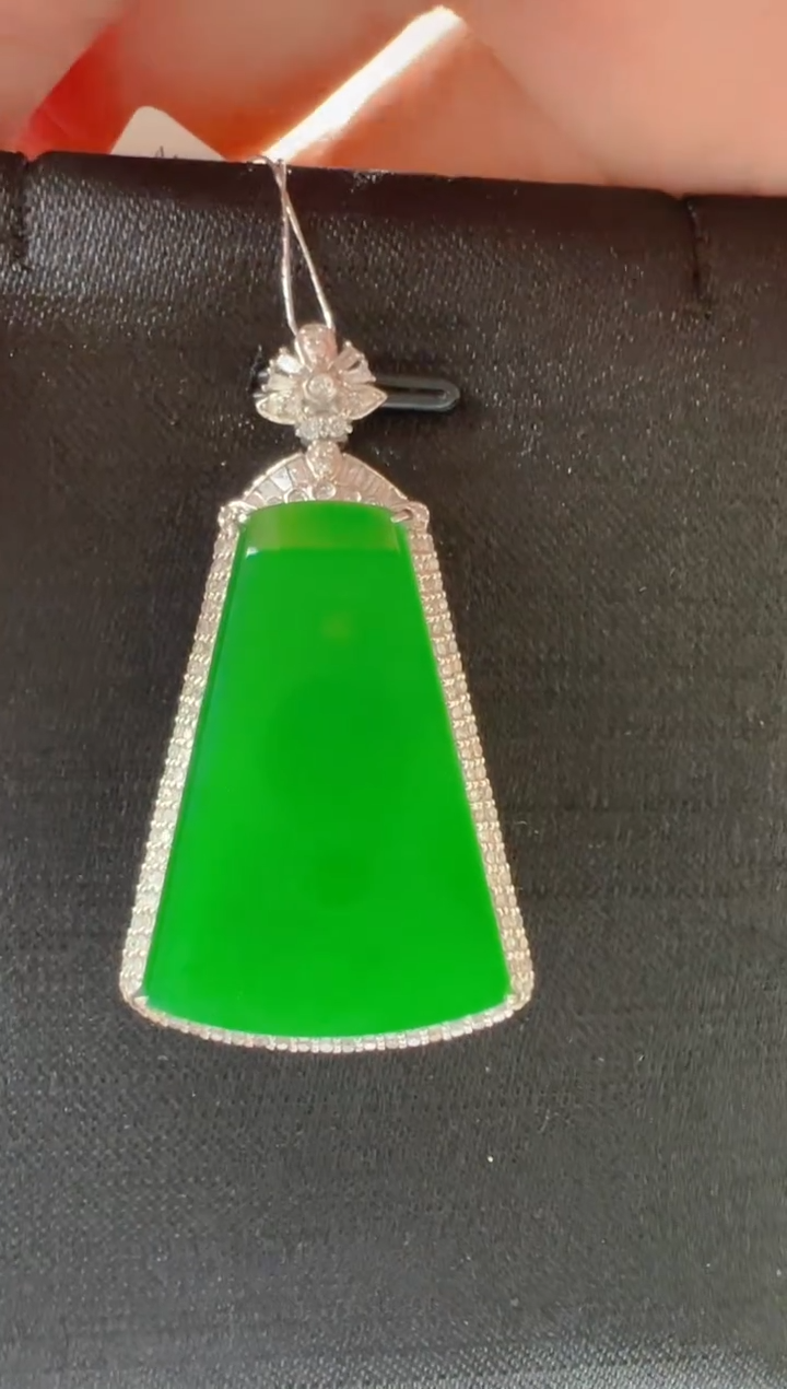 【闪购商品】翡翠吊坠(不含链)18K金镶嵌             