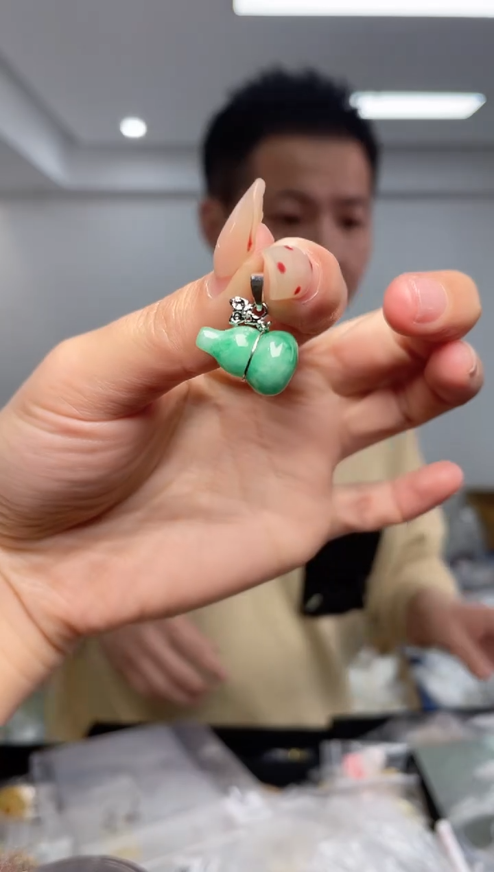 【闪购商品】翡翠吊坠(不含链)未镶嵌（多样性单个发货）