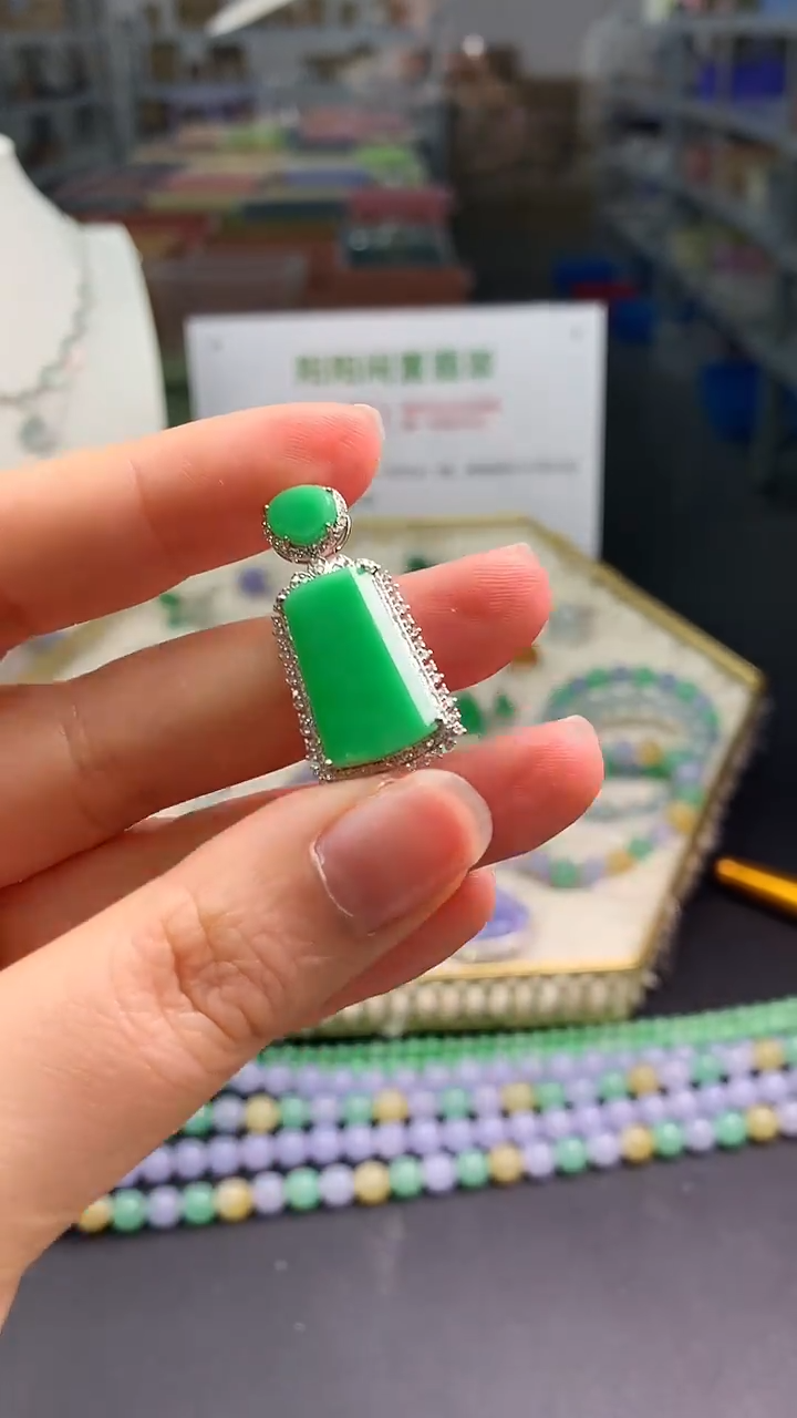【闪购商品】翡翠颈饰18K金镶嵌翡翠无事牌|不退不换