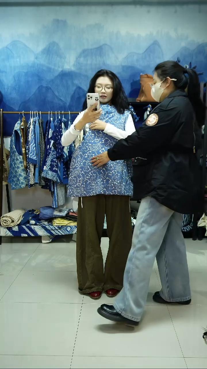 织绣拔染马甲板蓝根染色