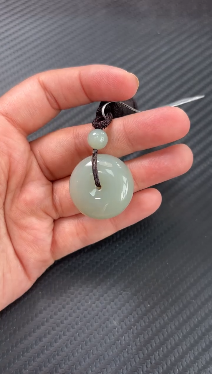 吊坠(赠链)未镶嵌和田玉且末微色差近矿