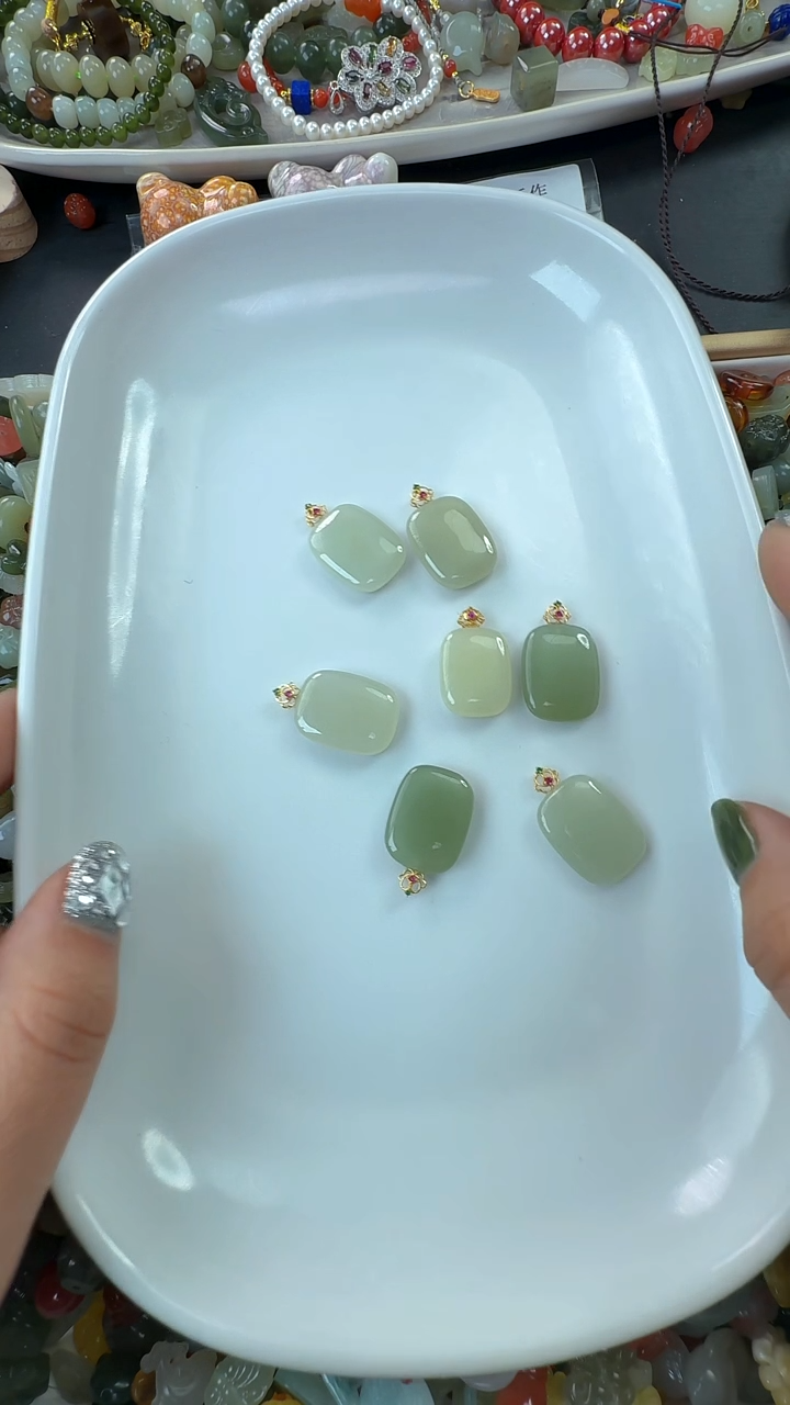 吊坠(不含链)18K金镶嵌和田玉1多样性发其一