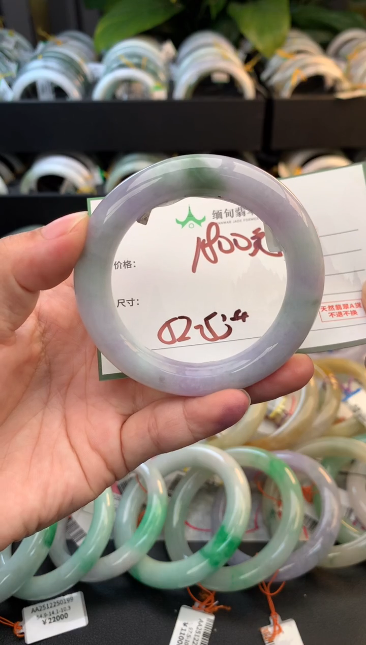 未镶嵌定制翡翠毛货需精细抛光+多人