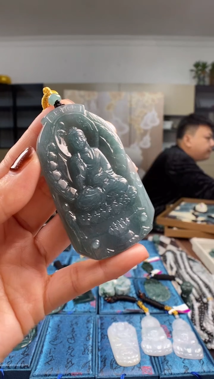 颈饰未镶嵌翡翠  多样性发其一