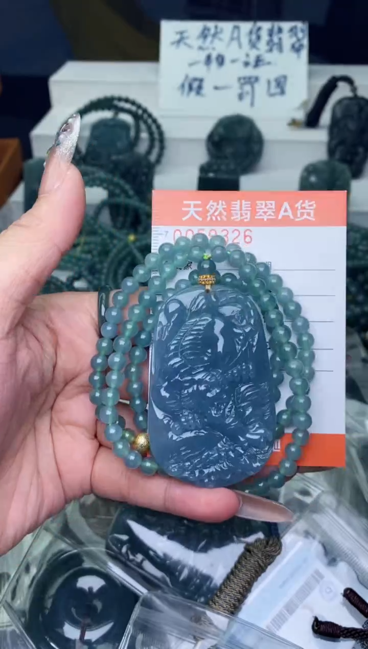 翡翠未镶嵌颈饰          