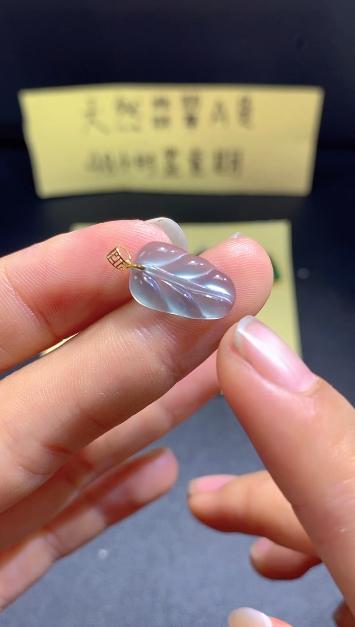 翡翠18K金镶嵌颈饰翡翠吊坠