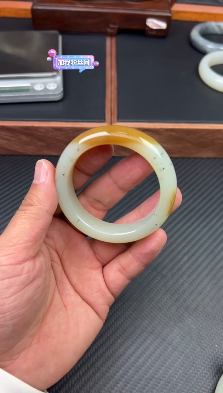 和田玉未镶嵌手镯且末微色差近矿二号矿52