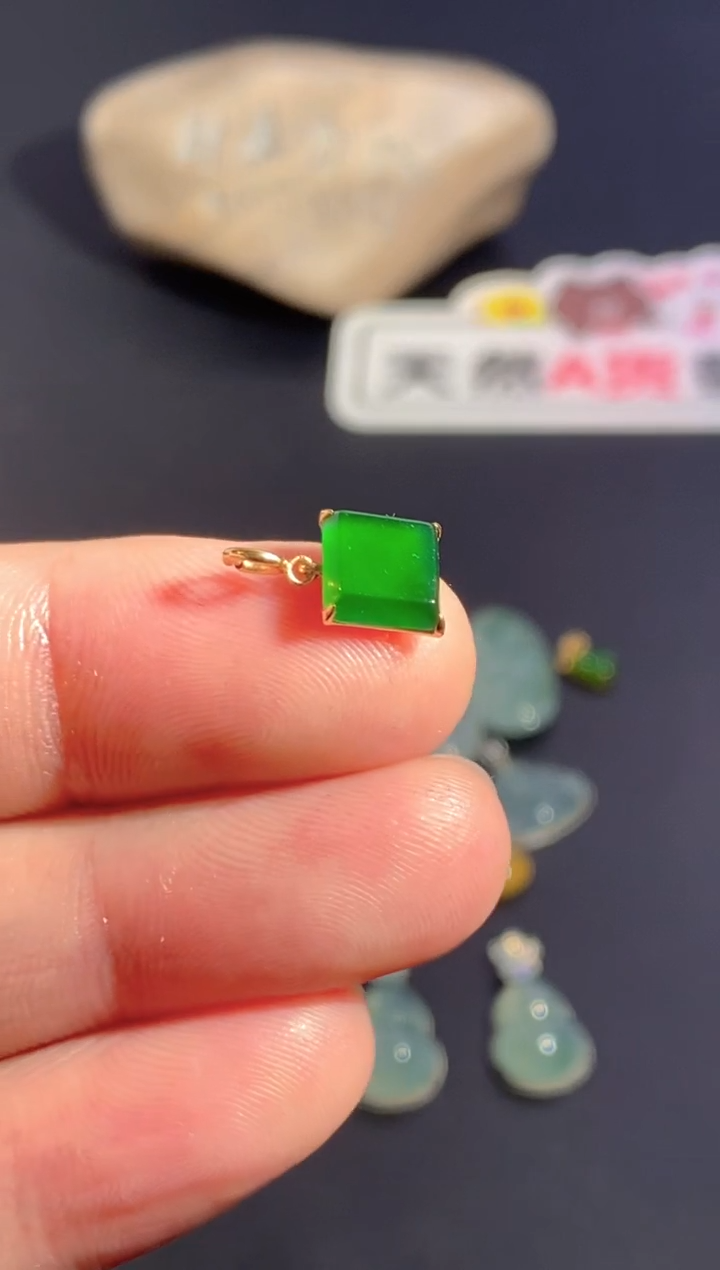 颈饰18K金镶嵌翡翠   