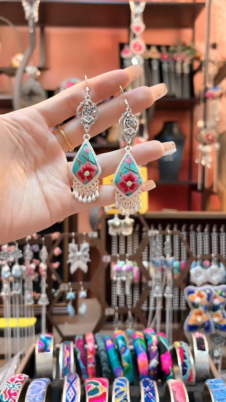 织绣云织谣民族风精美饰品   93