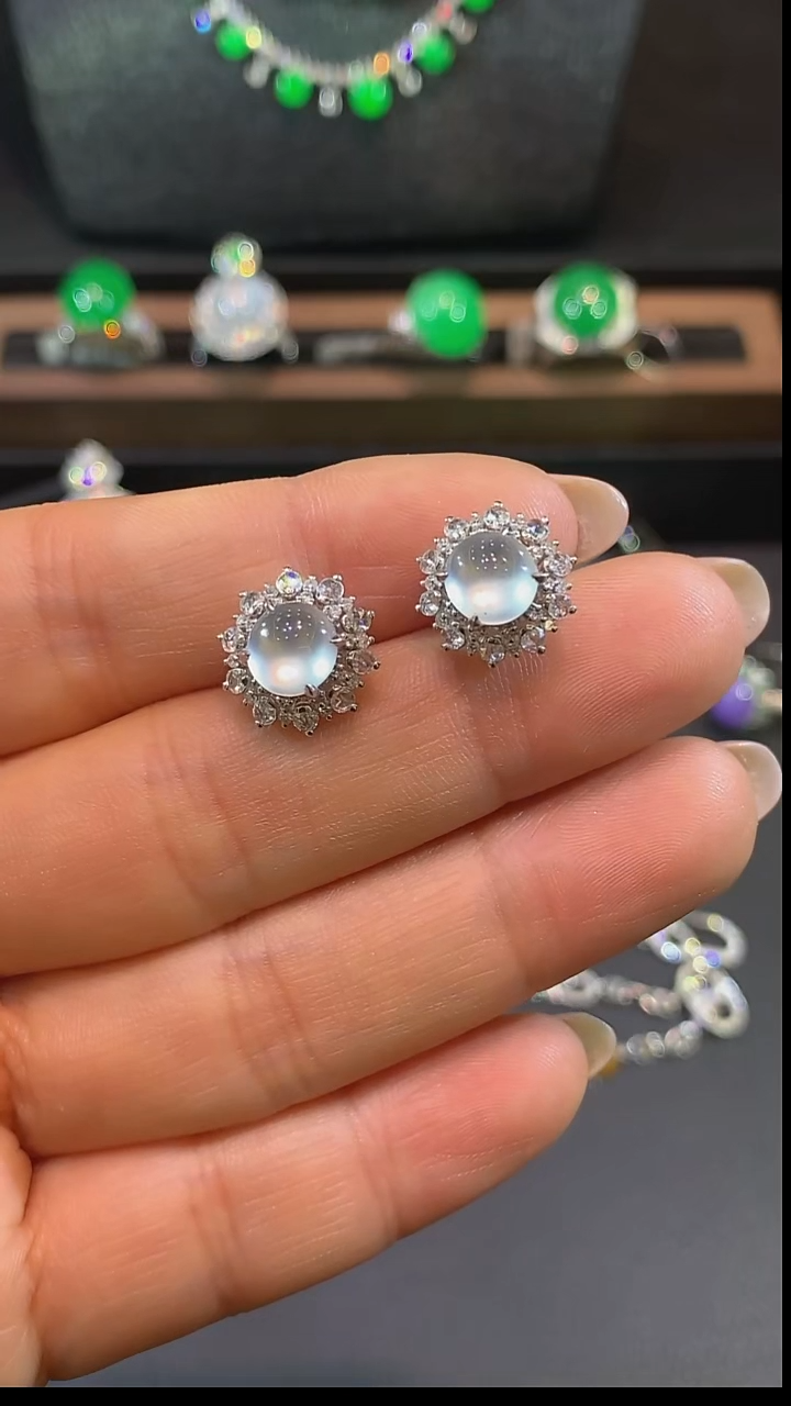 18K金镶嵌翡翠耳饰耳钉