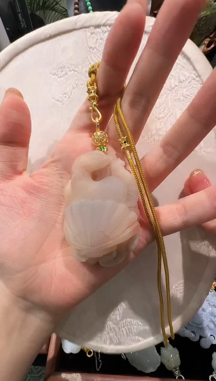 石英质玉未镶嵌颈饰国风