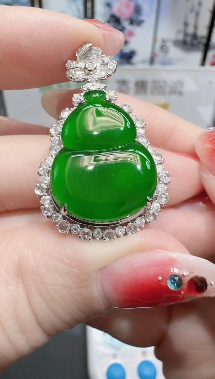 颈饰18K金镶嵌翡翠?****?寄售回流，24小时鉴赏期