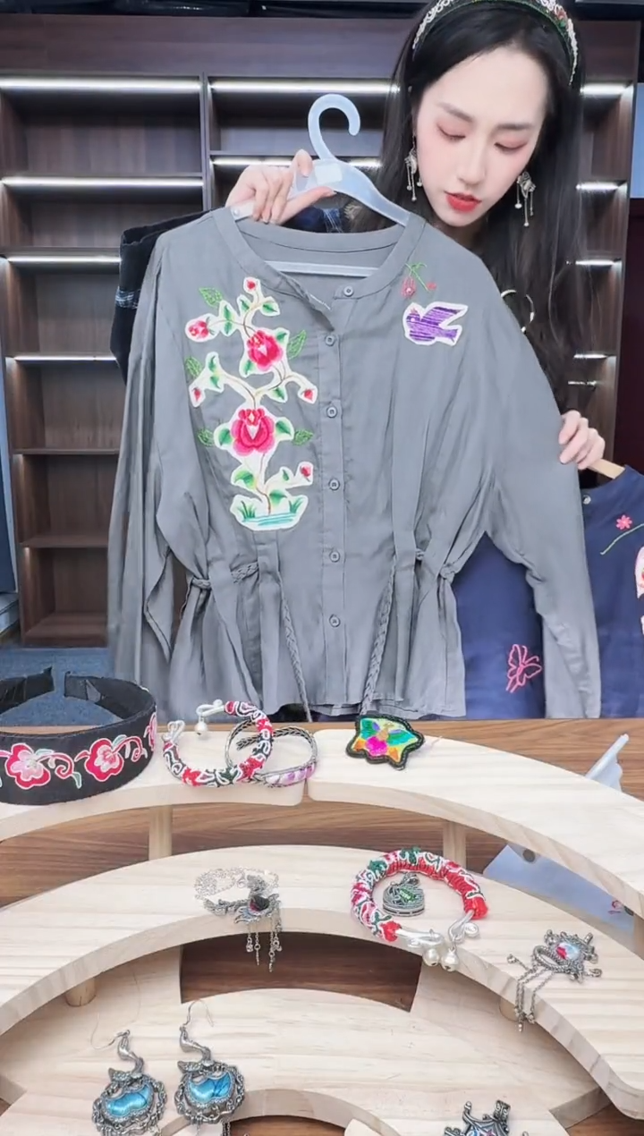 织绣289蒙阿苏苗绣传承