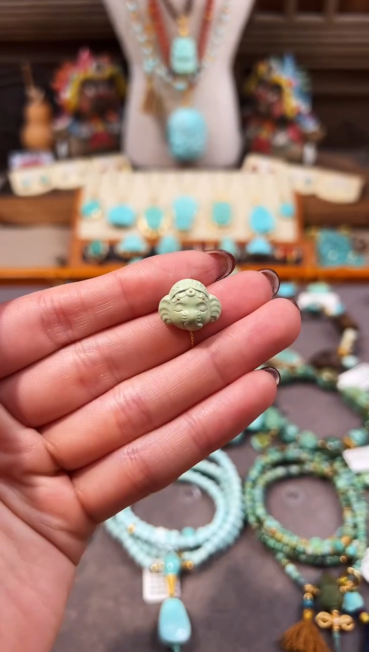 未镶嵌绿松石配饰公主象