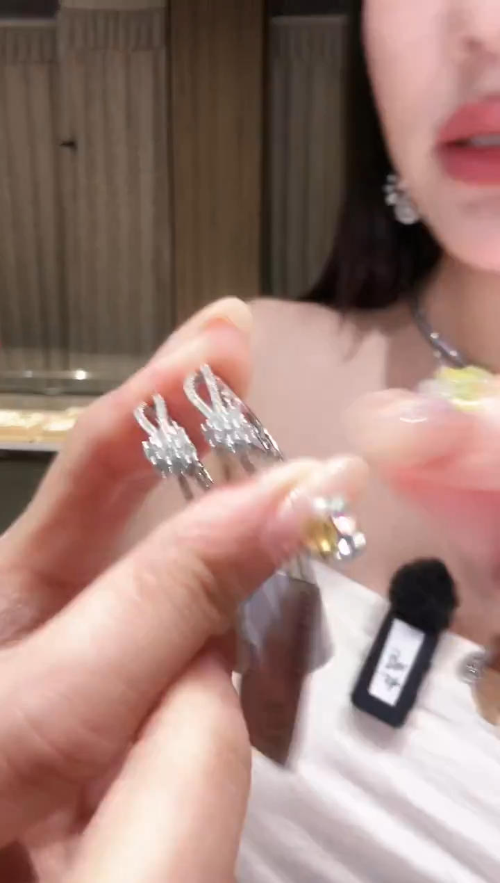 18K金镶嵌戒指钻石手捧花多样性发其一