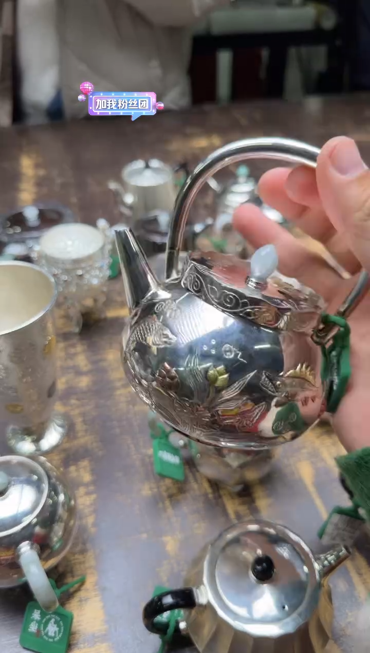 弘*堂寸发标手作錾刻嵌金鱼藻纹提梁壶