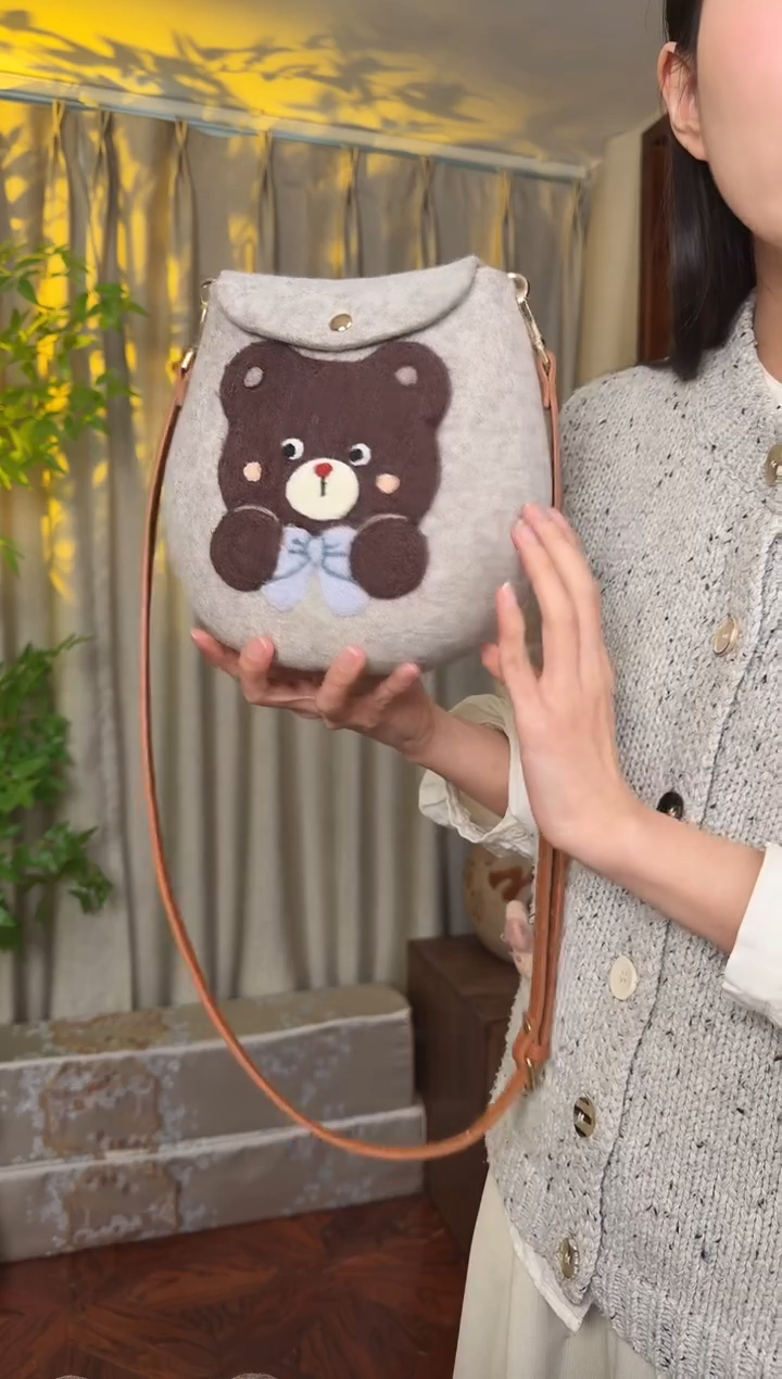 羊毛非遗羊毛毡包  蛋蛋包灰色熊