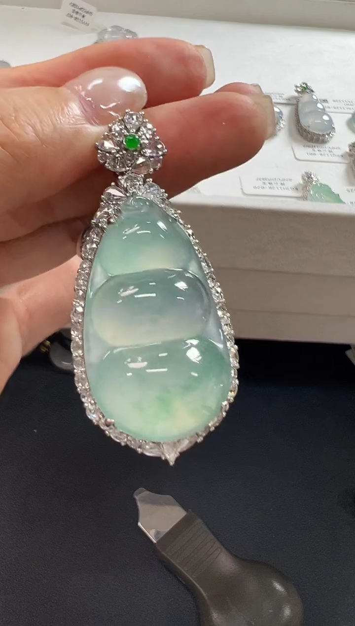 颈饰18K金镶嵌翡翠KLIJ1130-002