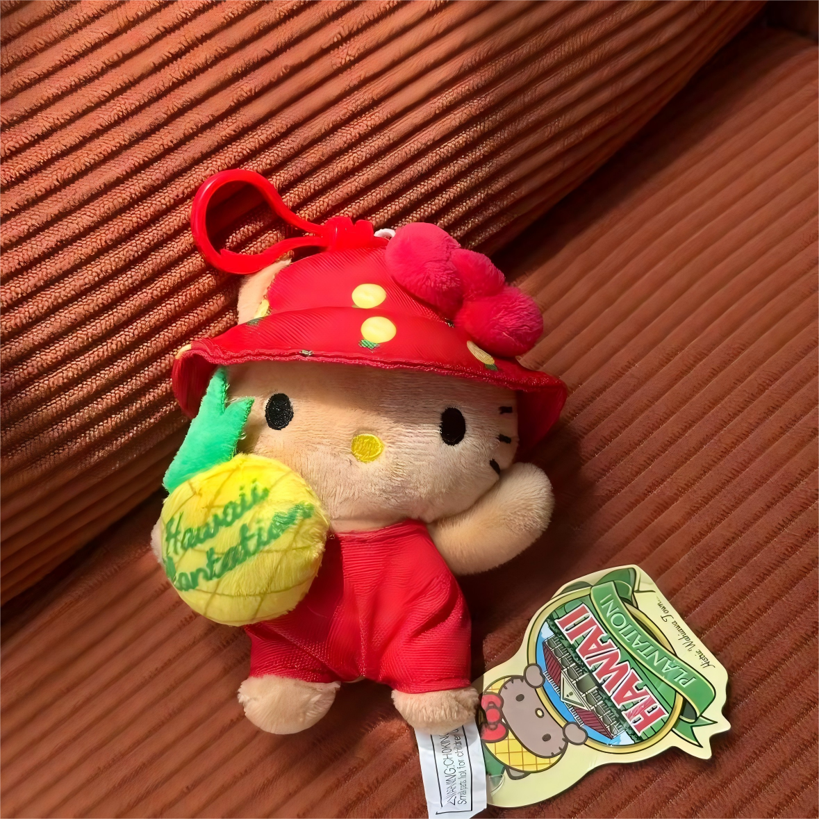  【菠萝园限定】正版HELLOKITTY菠萝园小红帽抱菠萝KT毛绒挂件