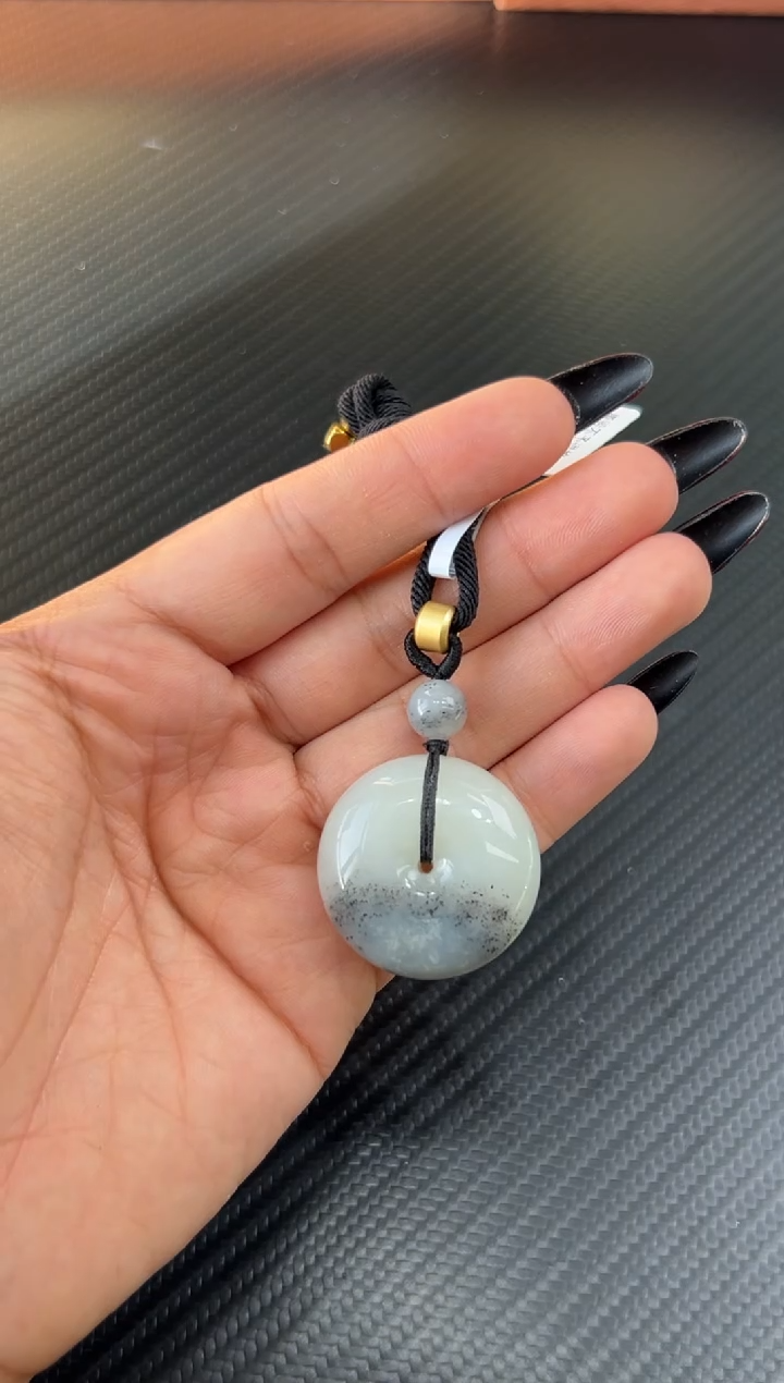 吊坠(赠链)未镶嵌和田玉且末微色差 m