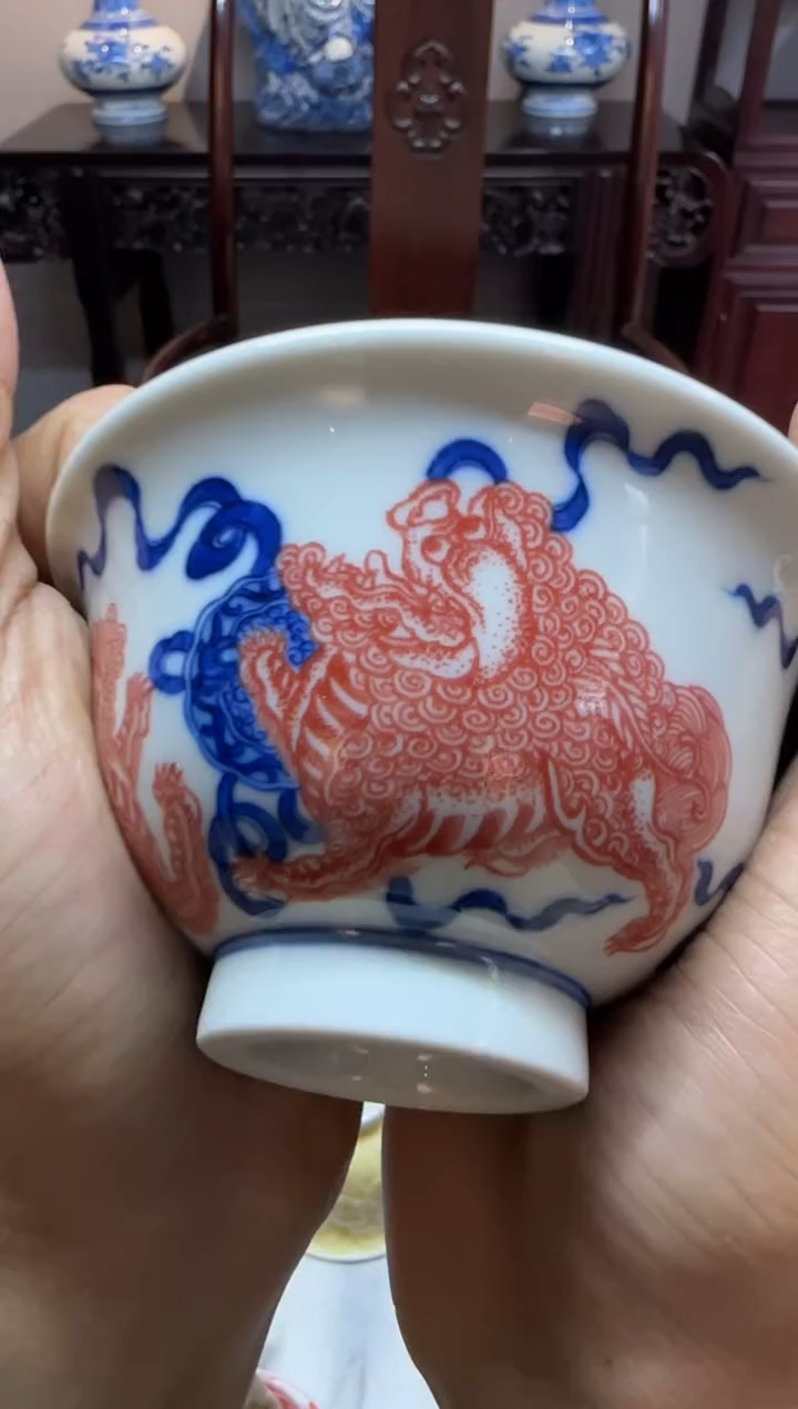 天义华 青花釉里红缠枝狮子压手杯