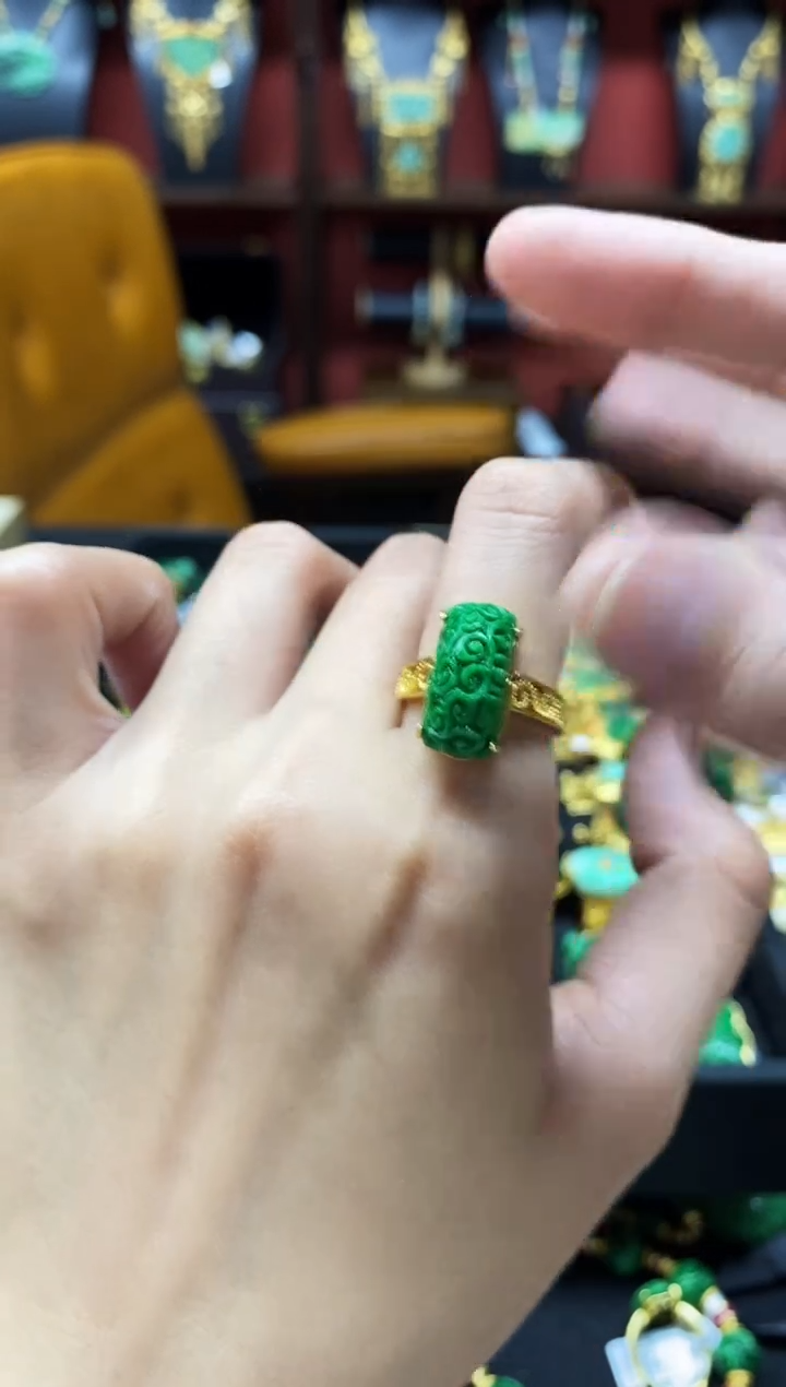 颈饰未镶嵌翡翠戒指