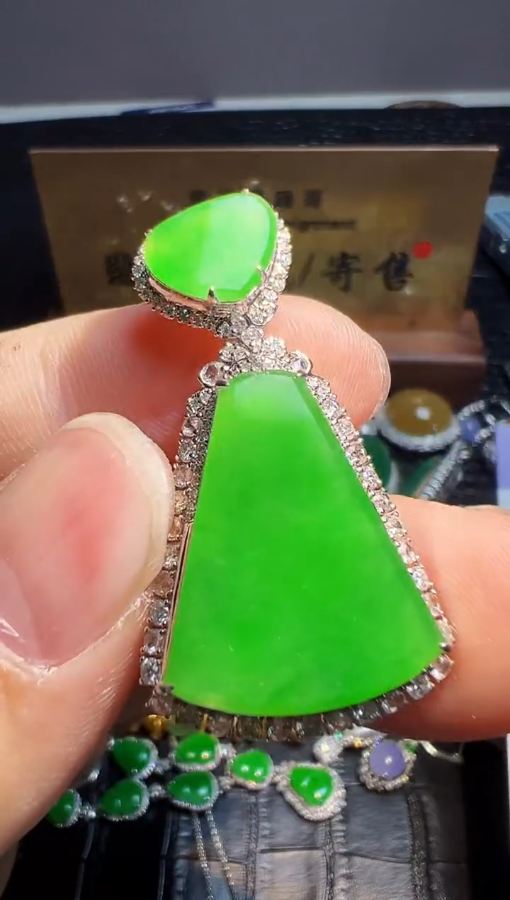 【闪购商品】翡翠颈饰18K金镶嵌翡翠回流