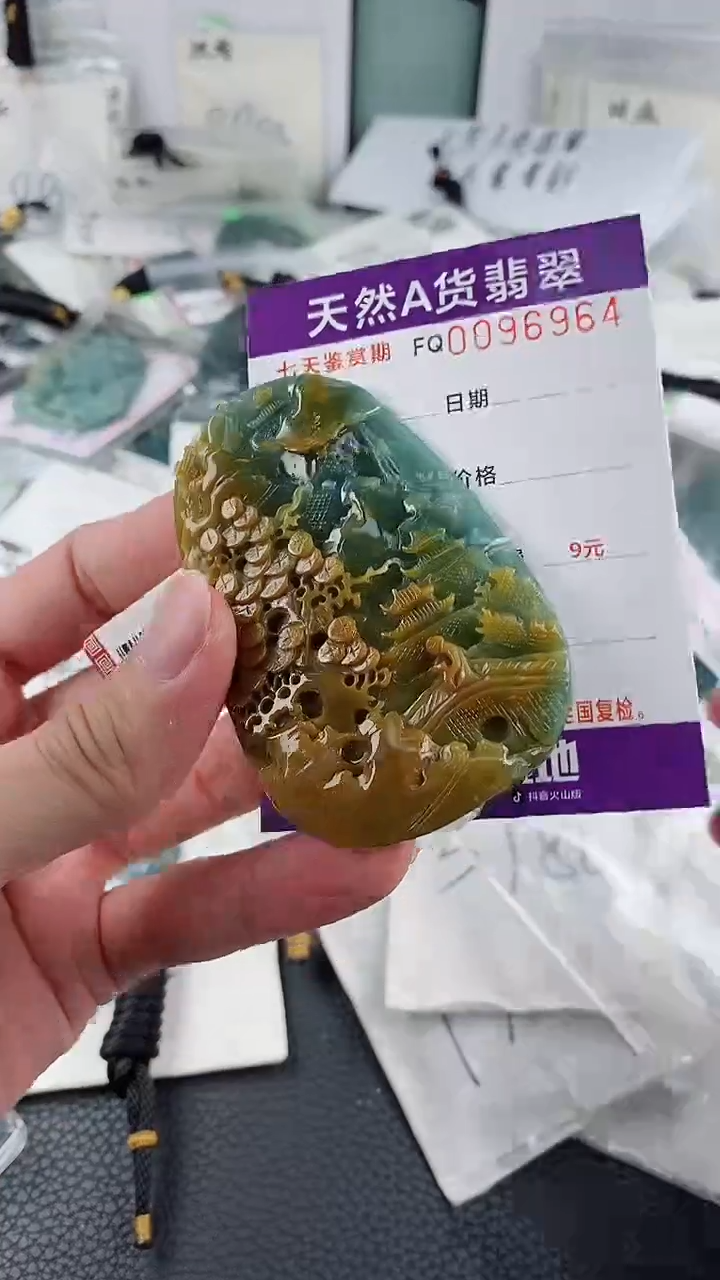 翡翠未镶嵌颈饰            