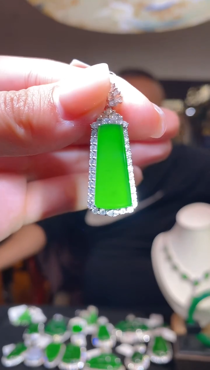 【闪购商品】翡翠颈饰18K金镶嵌多样性发其一