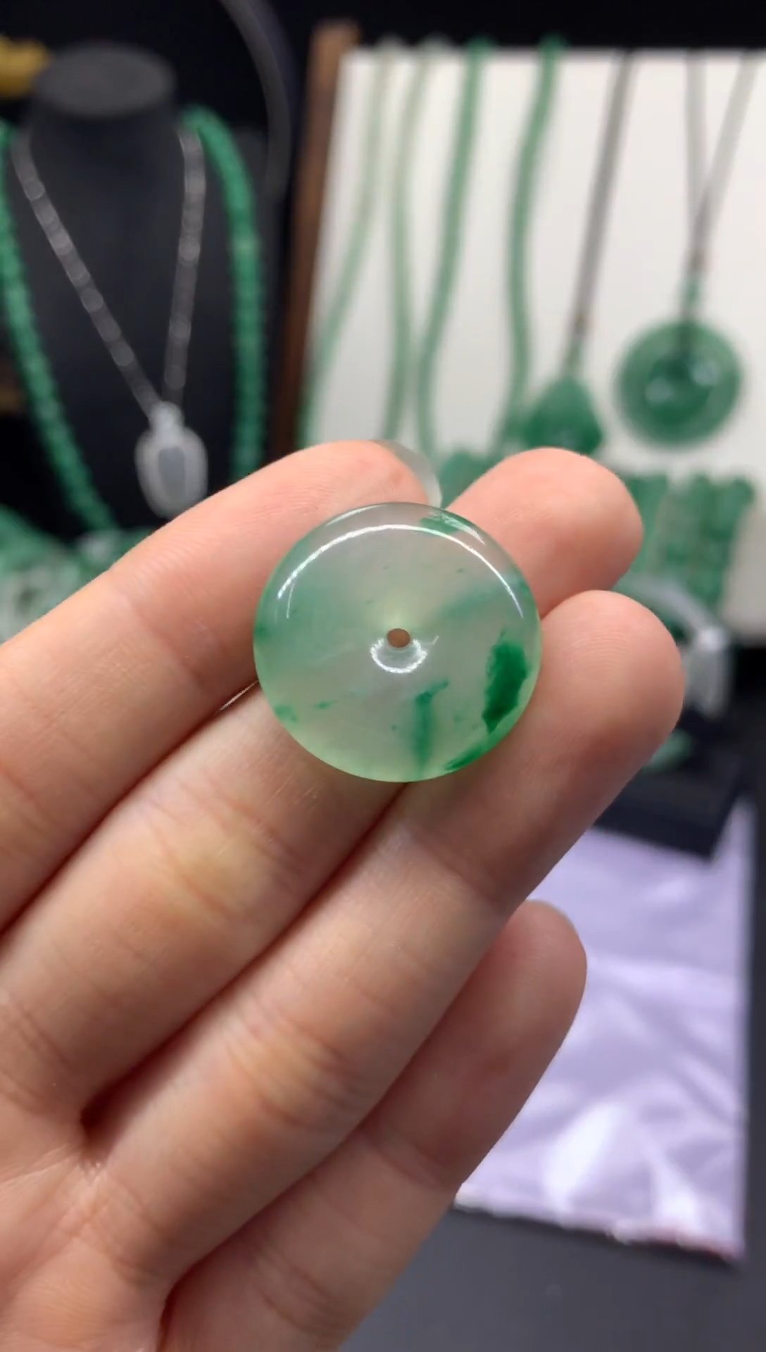 吊坠(不含链)未镶嵌石英质玉（非洲翠）22mm平安扣