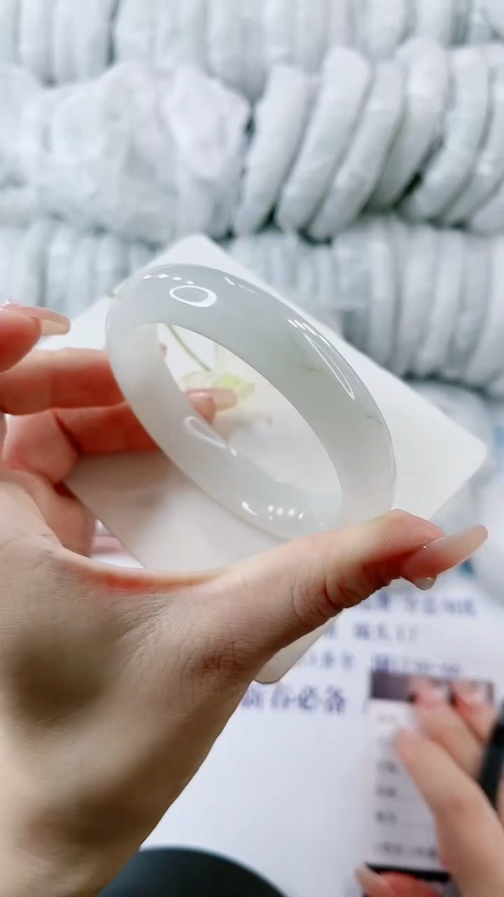 【闪购商品】石英质玉手镯未镶嵌0330424119-多样性发货