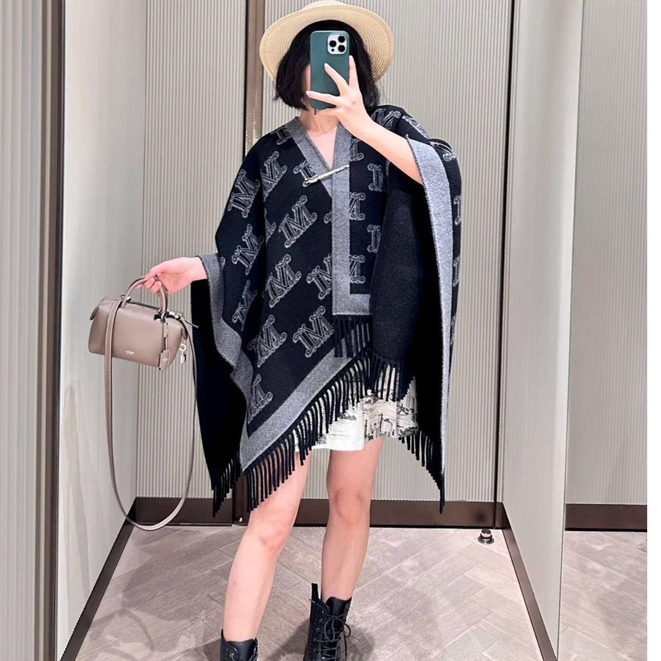 全新未使用 MaxMara 魔方JT 通体logo印花别针斗篷披风