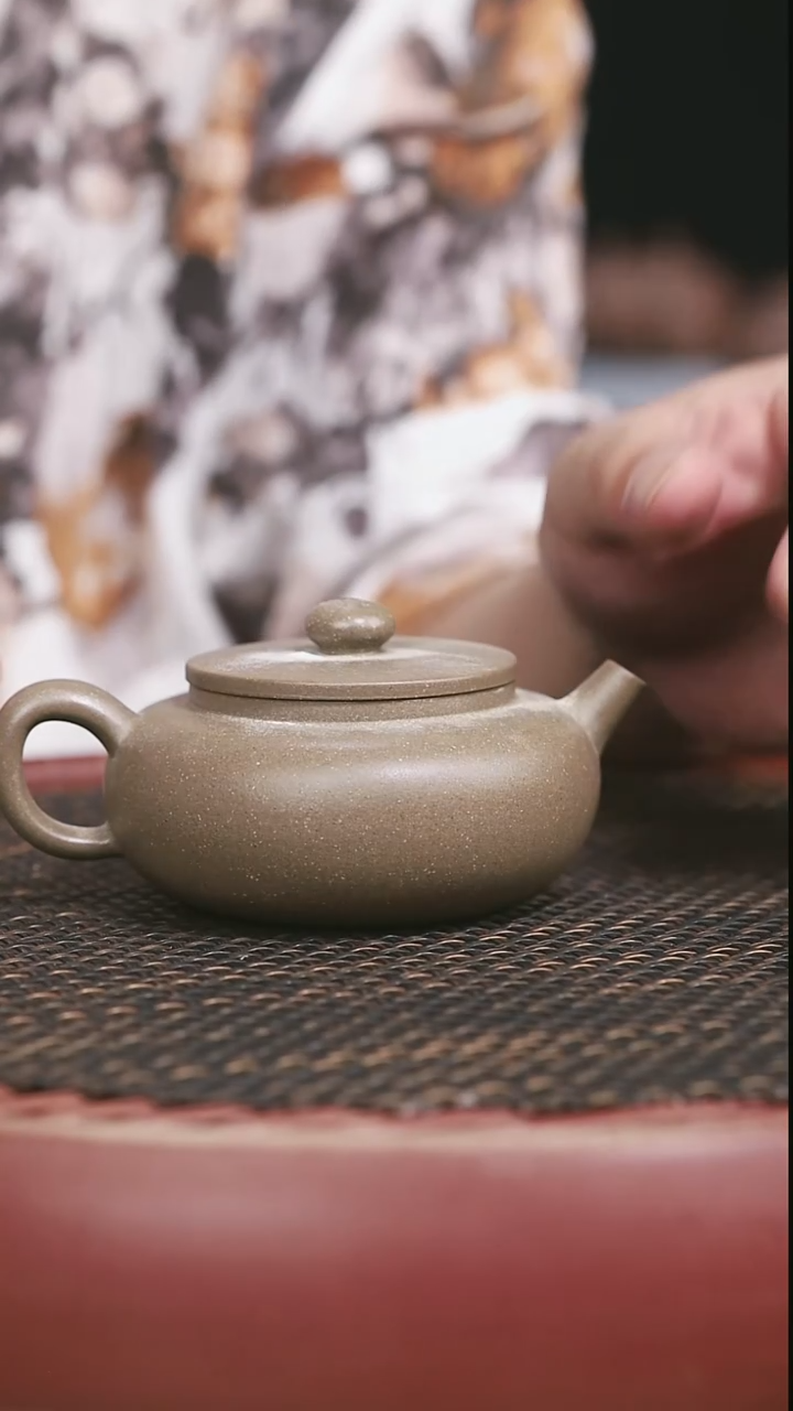 茶壶紫砂7号蟹壳青180CC扁鼓微瑕花呢