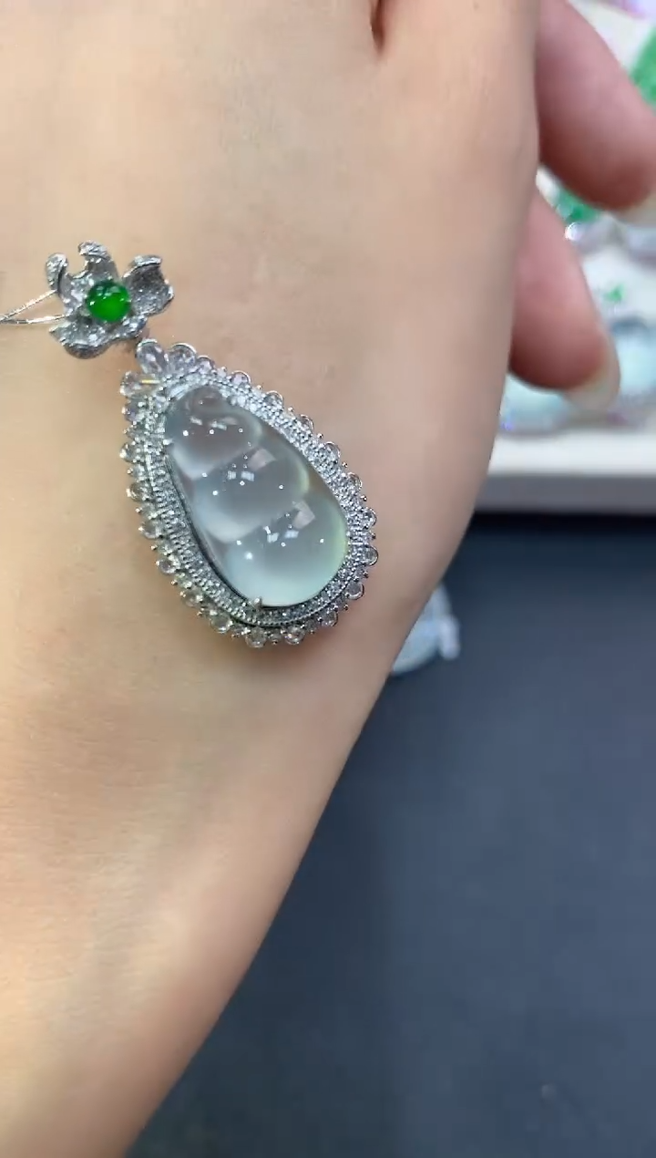 【闪购商品】翡翠吊坠(不含链)18K金镶嵌q80          