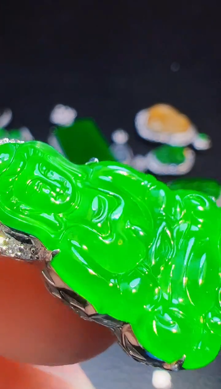 颈饰18K金镶嵌翡翠天**儿翡翠