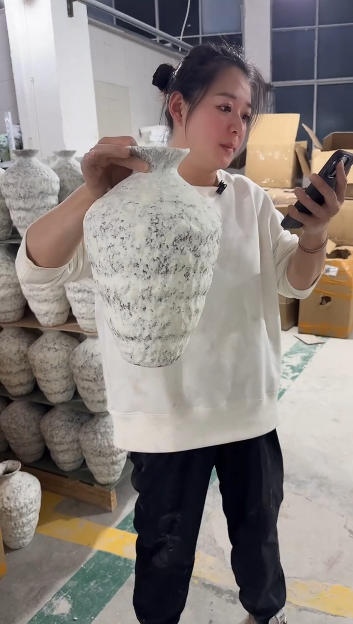 景德镇白色磨砂手工瓶