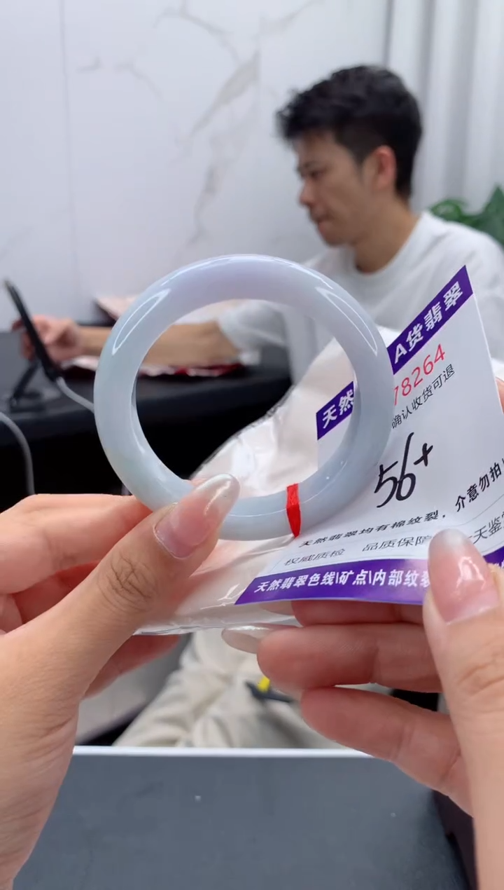 未镶嵌手镯翡翠有纹，完美者勿拍