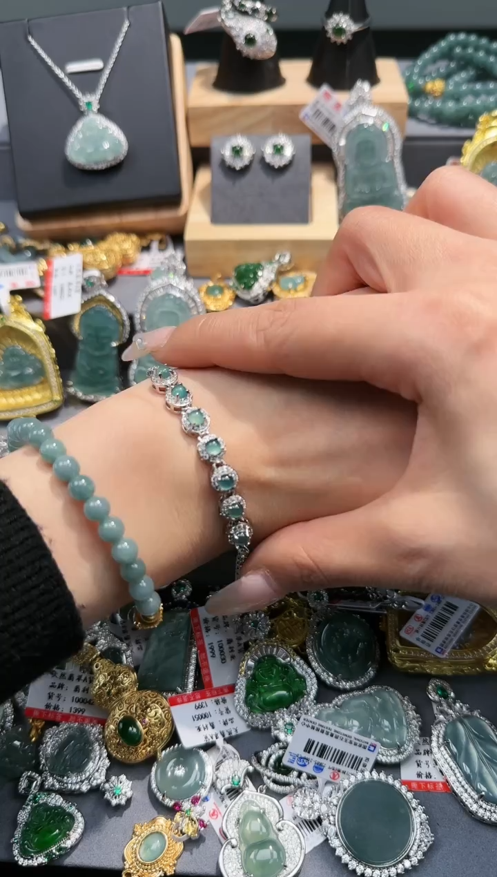 【闪购商品】翡翠吊坠(赠链)未镶嵌天然翡翠A货