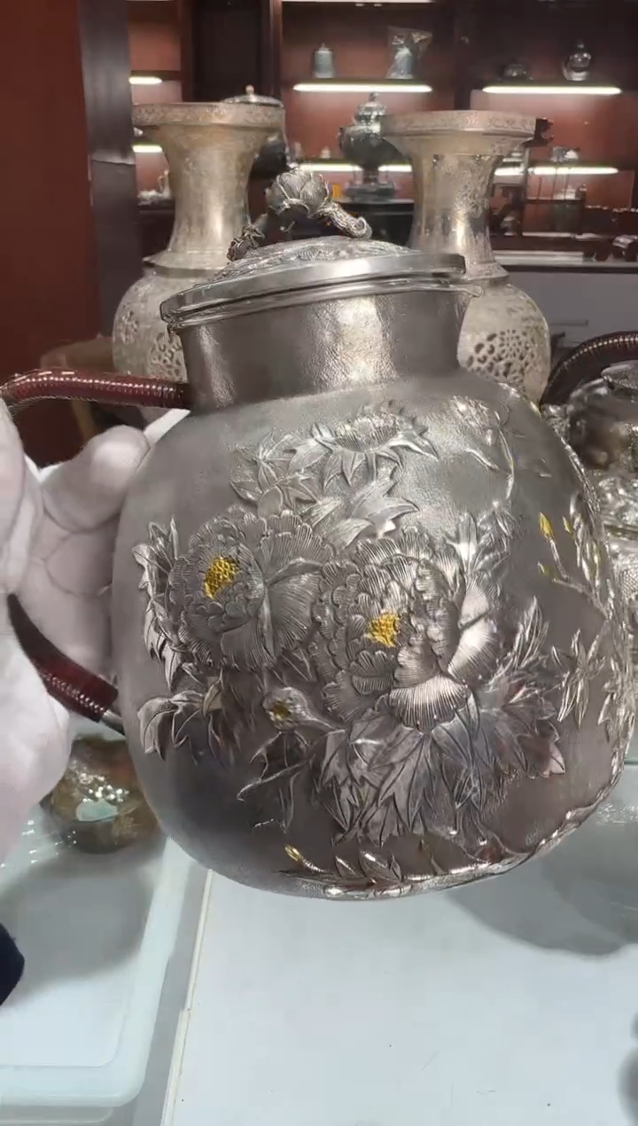 叶**青足银精工手工牡丹鏨刻四季壶