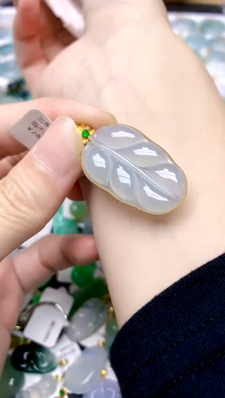 颈饰18K金镶嵌翡翠天然A货翡翠