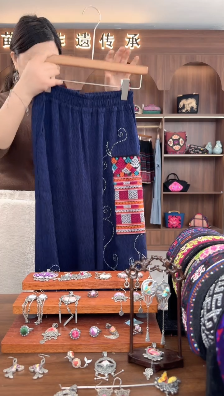 【闪购商品】织绣扶光苗绣传承L6