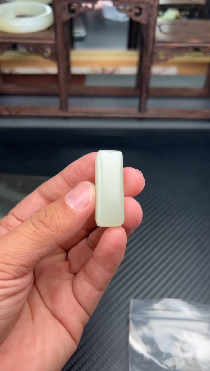 吊坠(赠链)未镶嵌和田玉且末微色差迪克兰一细吊坠