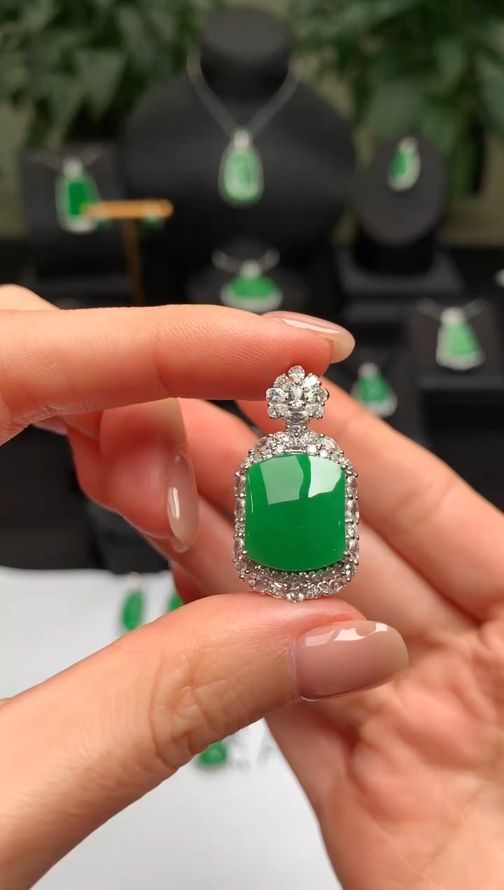 颈饰18K金镶嵌翡翠无事牌