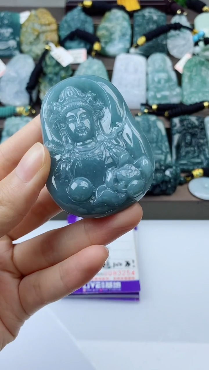 翡翠未镶嵌颈饰 