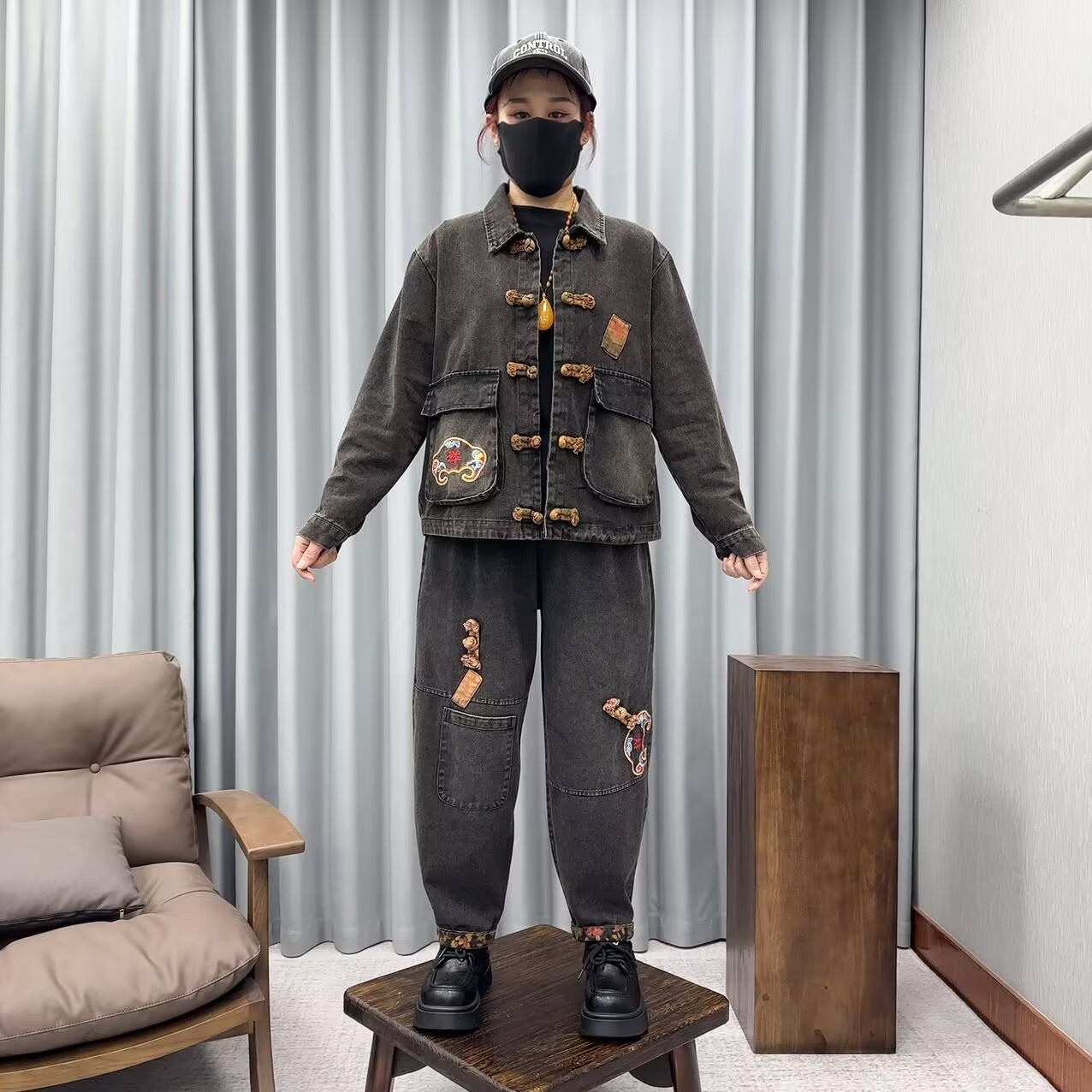 春秋新款民族风妈妈装两件套复古盘扣刺绣减龄时尚显瘦牛仔套装