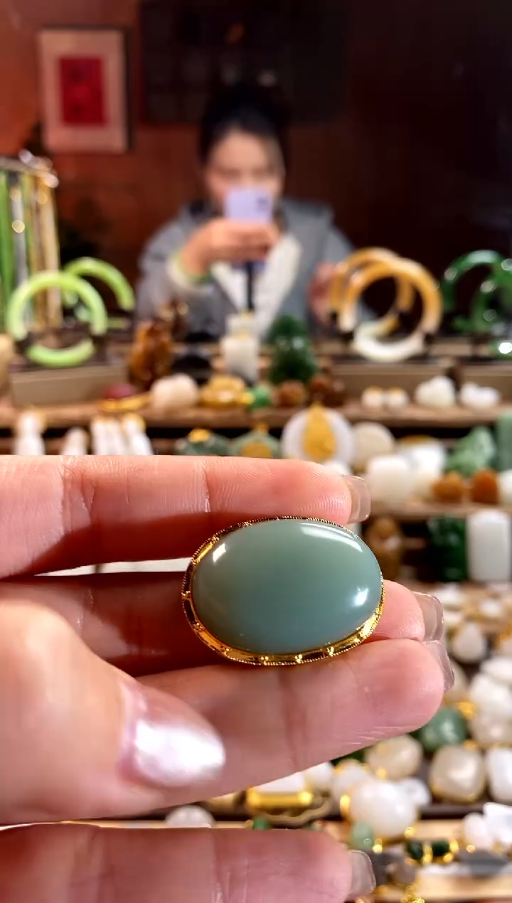 【闪购商品】和田玉吊坠18K金镶嵌。