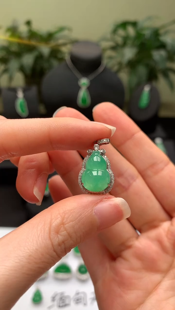 【闪购商品】翡翠颈饰18K金镶嵌葫芦