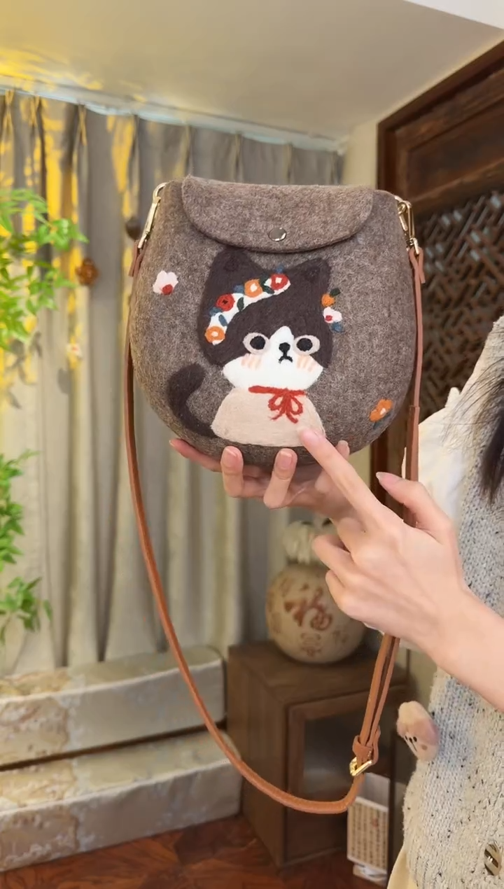 羊毛非遗羊毛毡包 蛋蛋包花环猫咪