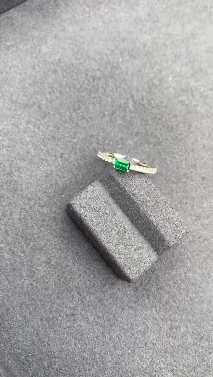 【闪购商品】祖母绿戒指18K金镶嵌26分祖母绿戒指