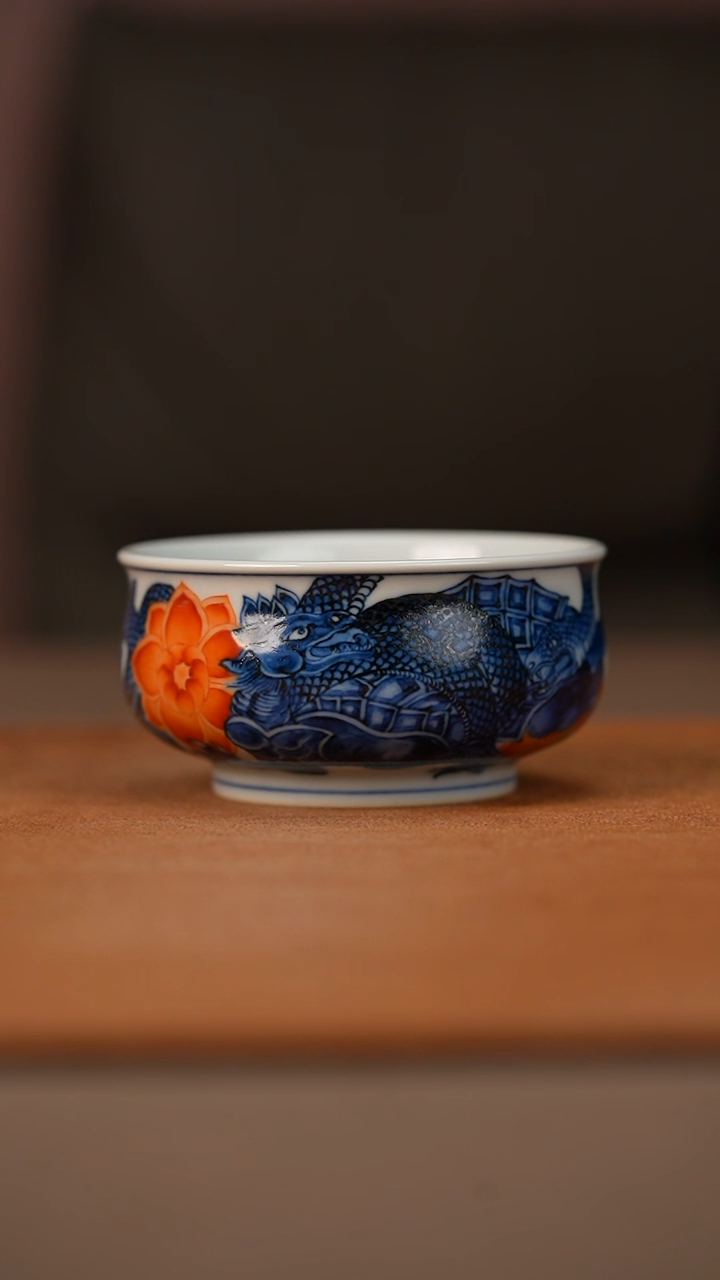 陶瓷又见春风青花矾红玄武矮炉式杯